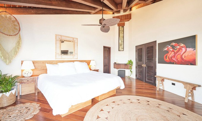 East End Apartamento | Aerial Honor Room