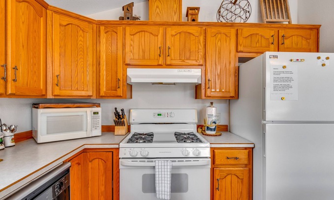 New Lisbon Cabina | Affable dog-friendly home with firepit, gas grill, deck, & W/D - child-friendly