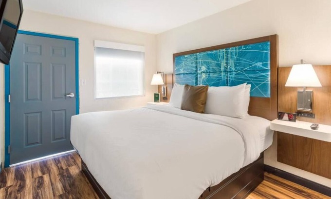Merry Oaks Casa | Affordability Meets Comfort! Free Onsite Parking and Outdoor Pool