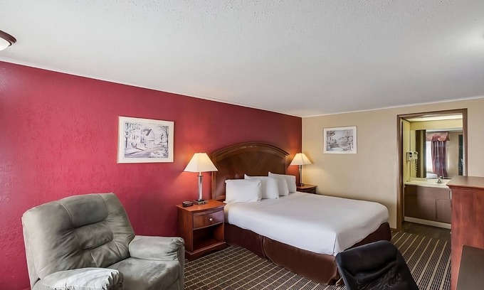 Summit Complejo | Affordability Meets Comfort in the Knights Inn Ashland! Pool, Pet-Friendly!