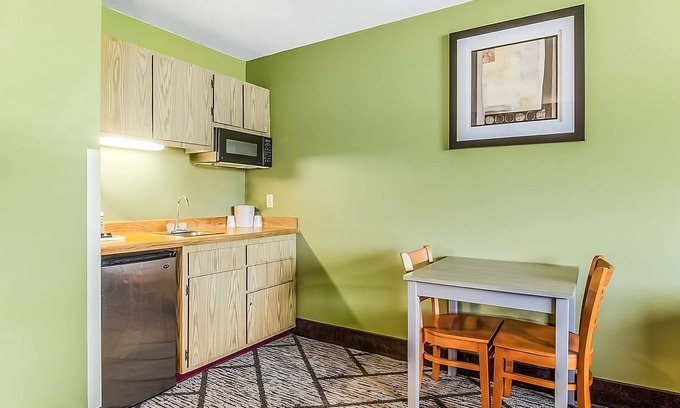 Poulsbo Complejo | Affordability Meets Comfort in GuestHouse Poulsbo! Free Parking, Pet-friendly