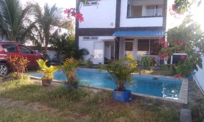 Calebasses Apartamento | Affordable 2nd-floor apartment with pool close to the sea