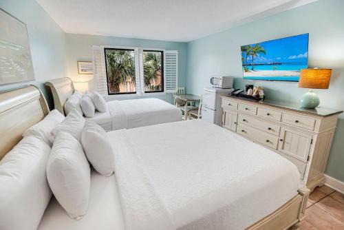 Litchfield by the Sea Apartamento | Affordable 2nd Floor Resort View Lodge Room