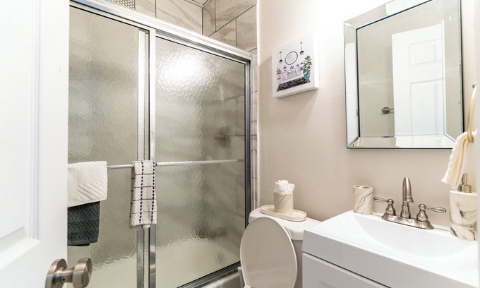 Kingman Park Condominio | Affordable and Comfortable Stay in DC with Dedicated Parking Space