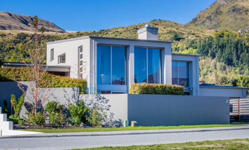 Arrowtown Casa | Affordable Arrowtown Perfect for 1-2 Adults with Child under 16 in adjacent bedroom