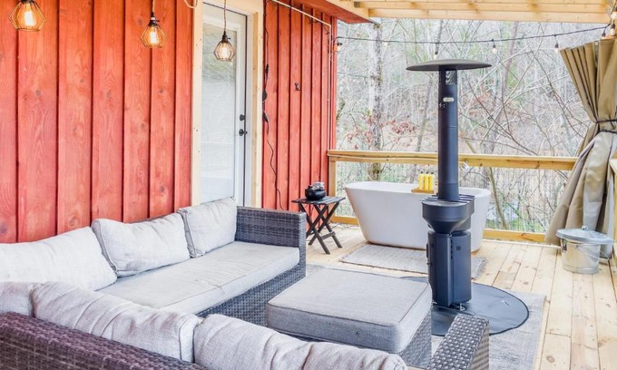 Cosby Casa | Affordable cabin that sleeps 8 K beds & fire pit