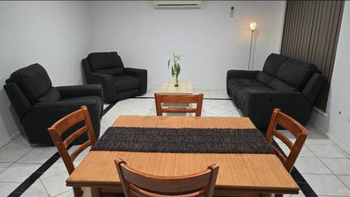 Beckenham Casa | Affordable & cosy, close to train station, CBD & Airport