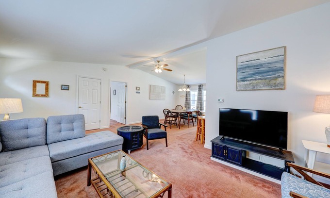 Country Club Estates Casa | Affordable dog-frienedly beach home w/private deck, gas grill, enclosed yard