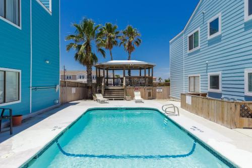 Corpus Christi Apartamento | Affordable family condo -walking distance to beach by Mustang Island, Sleeps Four, 2025 Traveler Award