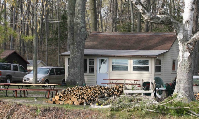 Lake Township Cabaña | Affordable Family Fun on the Platte Lakes Van Hammen Cottage #2