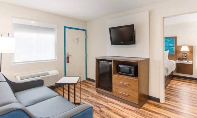 Merry Oaks Casa | Affordable Getaway! Complimentary Breakfast and Parking, Onsite Pool