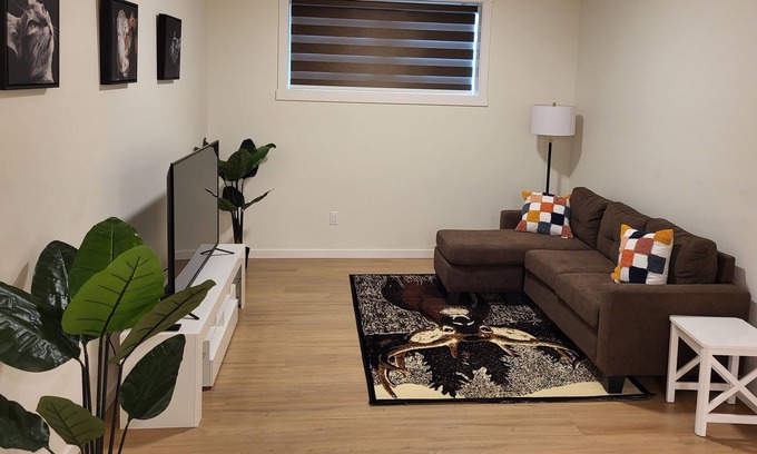 Southeast Edmonton Apartamento | Affordable getaway homely haven - Edmonton