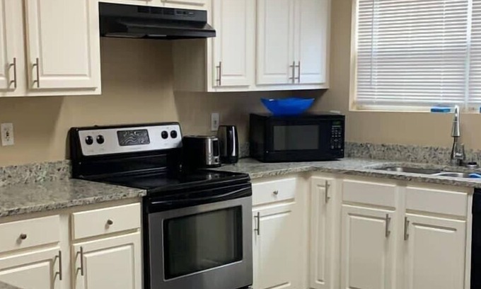 Union City Casa | Affordable Luxury Apartment (11 min drive from Airport)