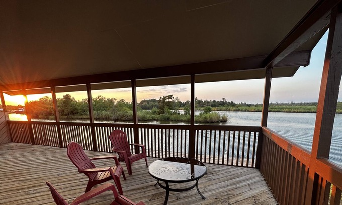 Lakeview  Jefferson County Casa | Affordable Luxury waterfront—Ideal work oasis central to SETX refineries!