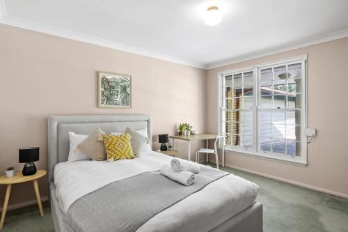 Pymble Casa | Affordable No-Frills Queen Room in Pymble - Shared Bathroom