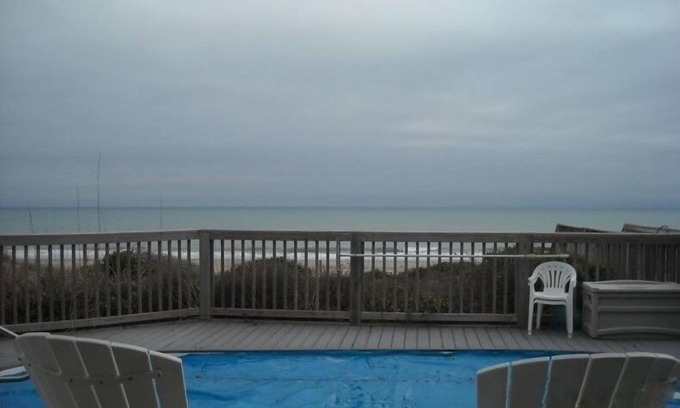 Emerald Isle Casa | Oceanfront asequible con piscina privada