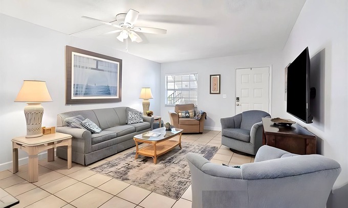 Englewood South Condominio | Relajación asequible, 5 minutos a la playa y restaurantes