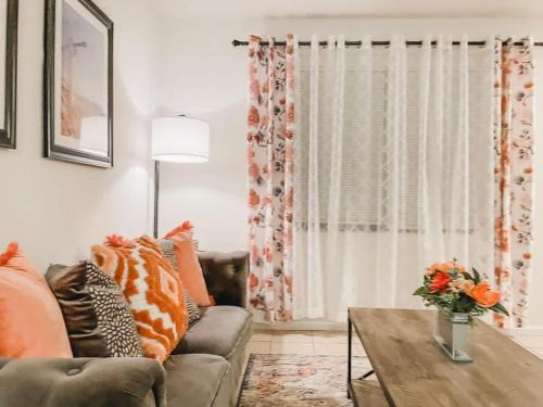 Tallahassee Casa | Affordable Retro Retreat 80s Townhome