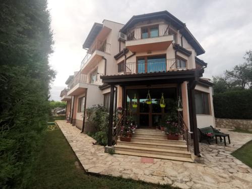 Varna Cama Y Desayuno | Affordable Rooms with BBQ 5 min drive from beach Villa Lusi