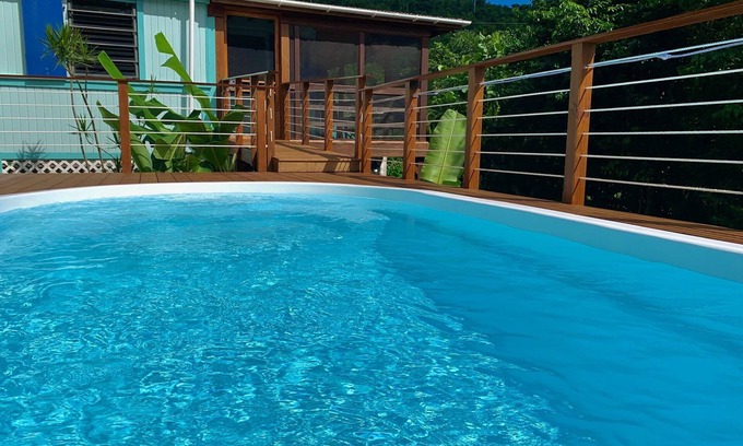 Ajax Peak Cabaña | Asequible St John Cottage con piscina, aire acondicionado y jardines tropicales increíbles