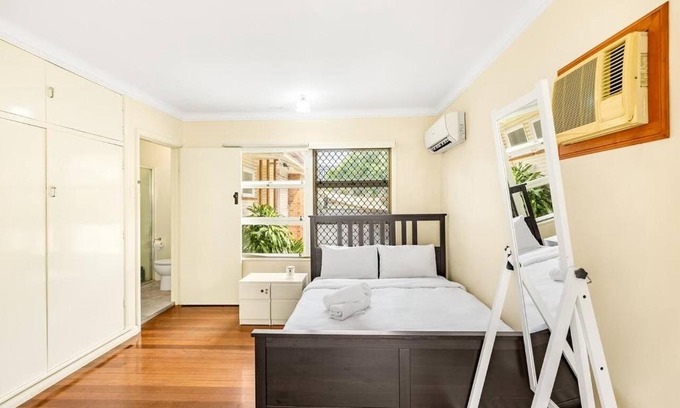St. Lucia Casa | Affordable Studio Steps from UQ Shops and Transit