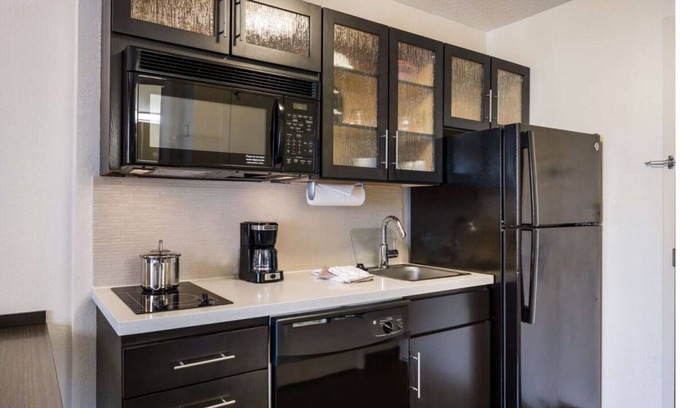 Libertyville Casa | Hotel Getaway in a Queen Studio Suite complete with Kitchen & Living Room