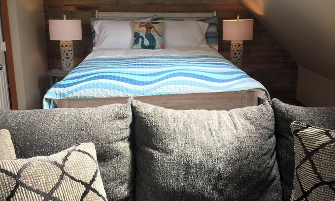 Mashpee Apartamento | Affordable Sunny Queen Studio Apartment with Private Entrance and Fast WiFi