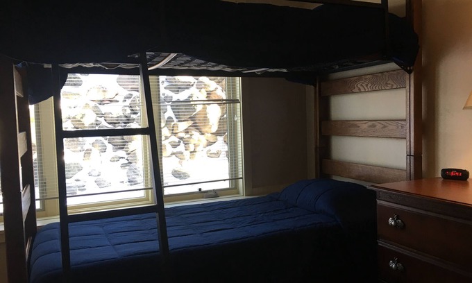 Bellaire Condominio | Affordable Two Bedroom Family Getaway. Ski / Golf / Boating / Leisure