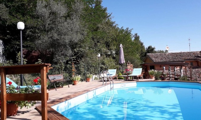 Sarnano Casa | Villa asequible con piscina privada semi-hundida y jardín cerca de Sarnano