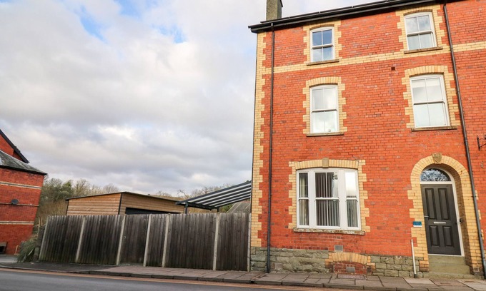 Rhayader Cabaña | AFONWY HOUSE, pet friendly, with hot tub in Rhayader