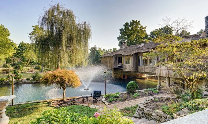 Southeast Springfield Casa | African Queen, Private Lake and Indoor Hot Tub on 4 acres
