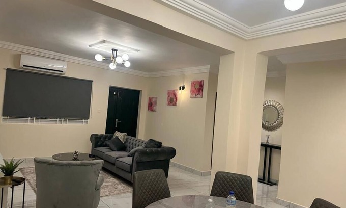 Freetown Apartamento | After 5 Apartment 2, 3 spacious en-suite bedrooms
