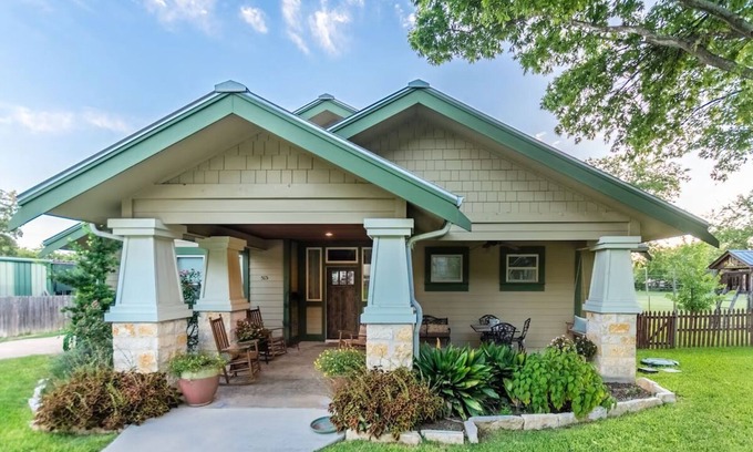 Fredericksburg Cabaña | Agape Volver Cottage capacidad para 5 a 8, la propiedad tiene capacidad para 14 a una cuadra de calle principal.