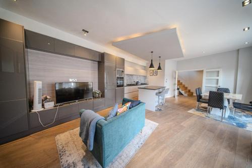 Cantelowes Apartamento | Agar Villa 2BR Home with Garden & Hot Tub