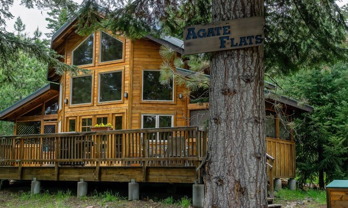 Ashland Cabina | Agate Flats Cabin w/ Jacuzzi and Wood Stove at Green Springs Inn