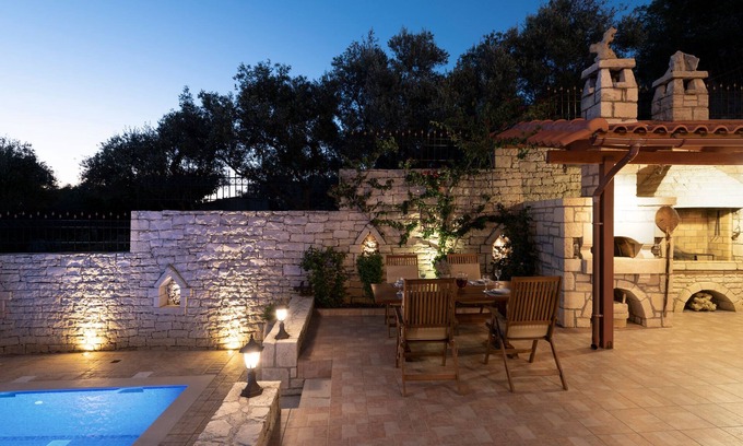 Filaki Villa | Villa Tradicional Ageri. ¡La vida es mejor junto a la piscina!