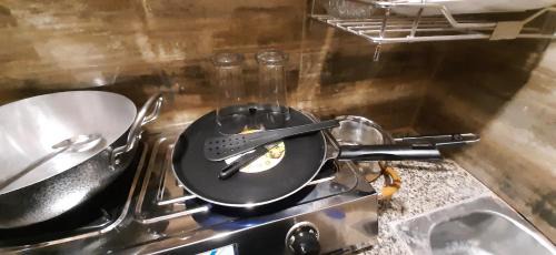 Lajpat Nagar Apartamento | Aggarwal home stay in independent flat with private kitchen washroom fridge Android TV wi fi and all cooking utensils for self cooking