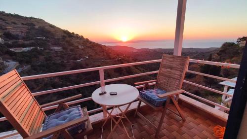 Ioulida Apartamento | Aggelos & Melina studios - Enjoy sunset from Melina