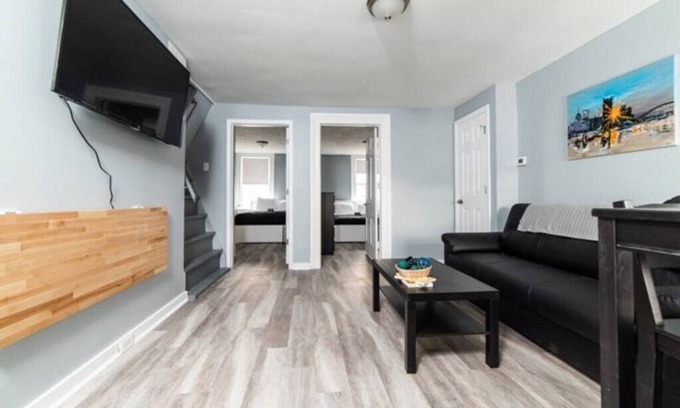 Central Northside Apartamento | -- AGH Walkable - Free Parking - Washer & Dryer --