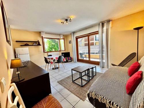 Annecy-le-Vieux Apartamento | Agréable 2 pièces avec terrasse, parking, proche lac et commerces à Annecy - FR-1-432-6