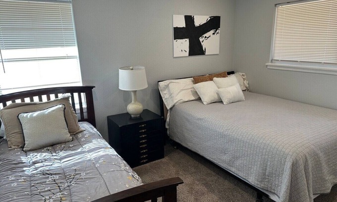 Tyler Apartamento | Agreeable Gray: 3 Bedroom, Soothing 5 Beds, Large groups, Pet Friendly