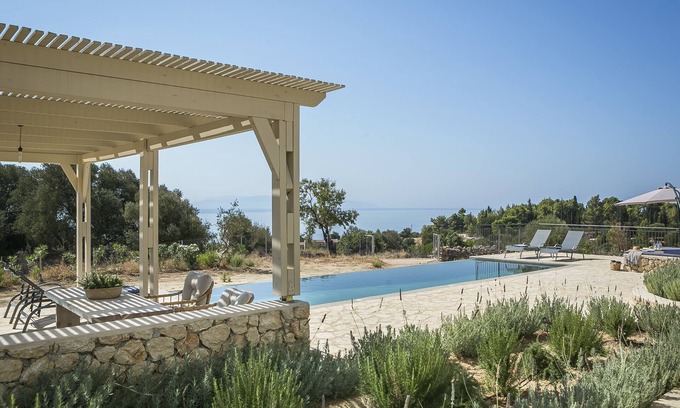 Pesada Villa | Villa Agriasparengia: villa espléndida con vistas a la piscina, al mar ya la montaña, calma absoluta