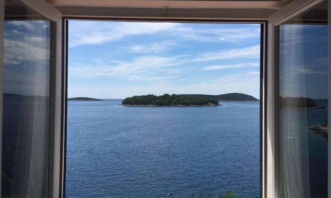 Maslinica Apartamento | Agrimony penthouse in private stately villa