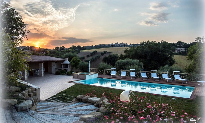 Petriolo Otro | AGRITURISMO IL MELOGRANO: Mateo apartamento con piscina y jardín