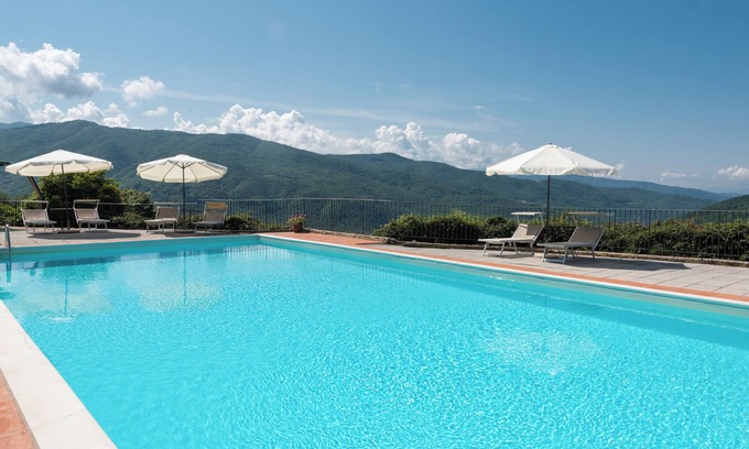 Dicomano Otro | Agriturismo 'Poiana' con piscina, jardín privado y Wi-Fi