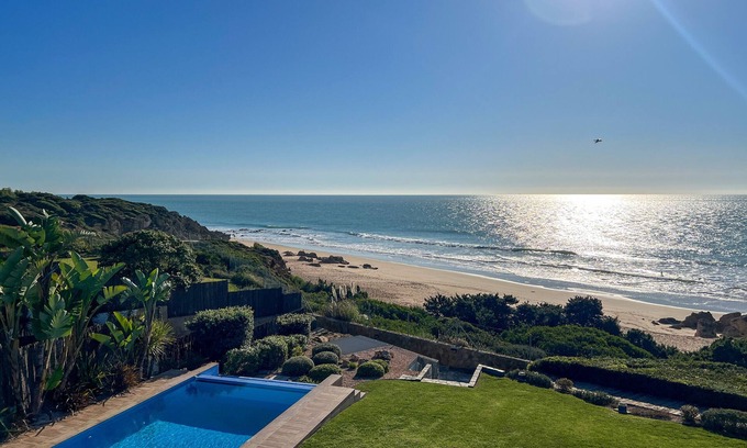 Cabo Roche Villa | Aguadulce. Primera línea de playa con estilo