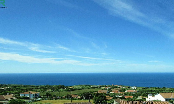 Ponta Delgada Villa | AHR - Villa Maria 2: Vista panorámica del océano acogedor y la montaña, piscina, AL 608