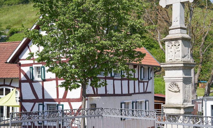 Lohrsdorf Casa | Ahrtal Ferienhaus Landskrone - encantadora casa de entramado de madera en la ruta de senderismo vino tinto