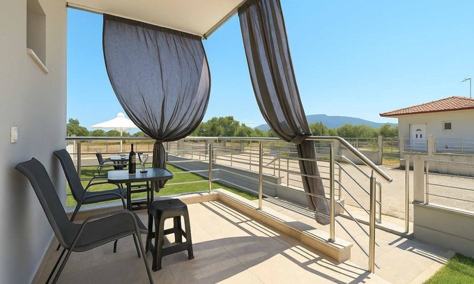 Vrasna Apartamento | Aigli Garden Retreat, Cozy Escape Close to the Sea