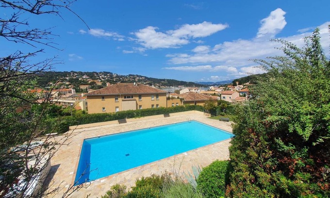 Saint-Mandrier-sur-Mer Apartamento | Apartamento climatizado con terraza, parking privado, residencia con piscina.